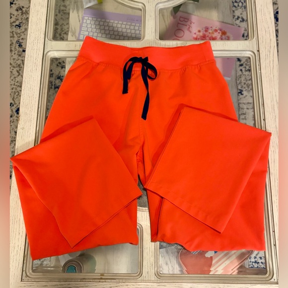 Fiery Coral Figs Scrub Set (Sm/Sm Tall) - Picture 3 of 10